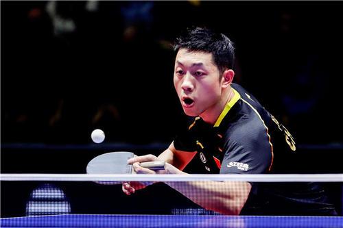 孤独的博弈:为什么高手往往喜欢独自坐在桌角?(独坐桌角的秘密:高手为何偏爱孤独较量?)