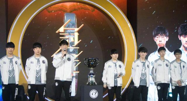 [图]席尔瓦梅开二度 青岛海牛客场战平成功保级